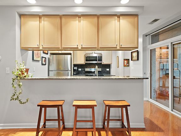 2nd image of 2307 W Wolfram St APT 311