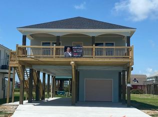 957 Pelican Ln, Crystal Beach, TX 77650