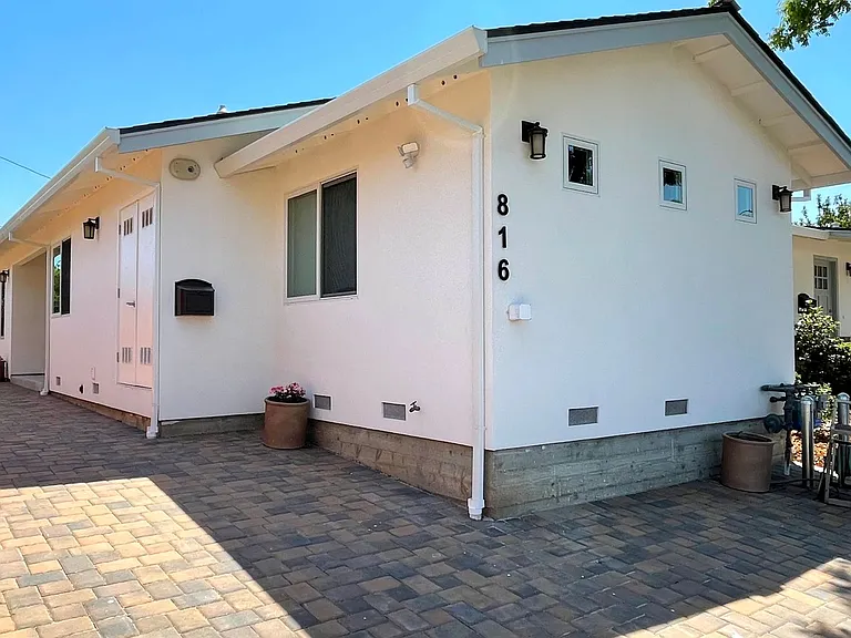 816 Selkirk Pl — Photo 1
