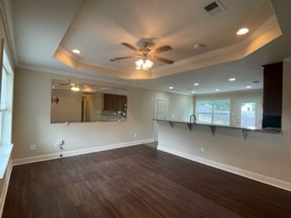 5th image of 821 Bristol Ct