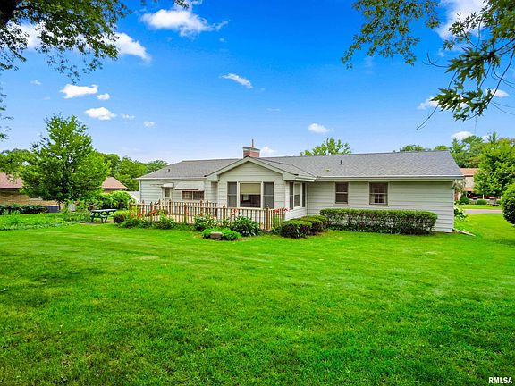3rd image of 303 Oakwood Cir