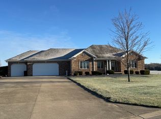 11056 E Lake Edward Ln, Effingham, IL 62401