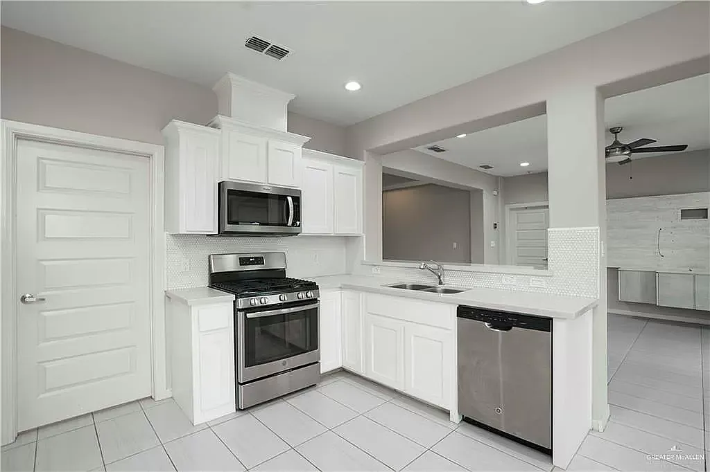 5224 Lost Creek Ln — Photo 2