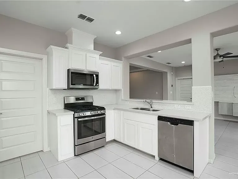 5224 Lost Creek Ln — Photo 2