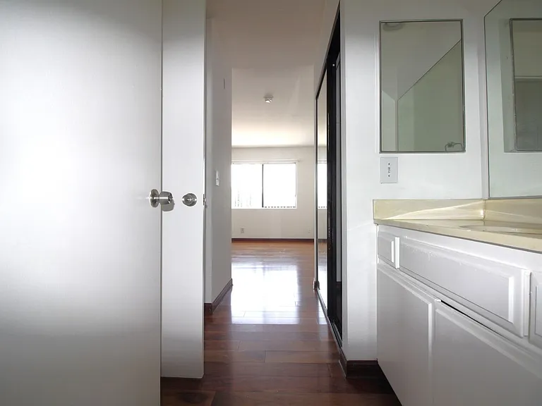 4844 Riverton Ave. — Photo 10