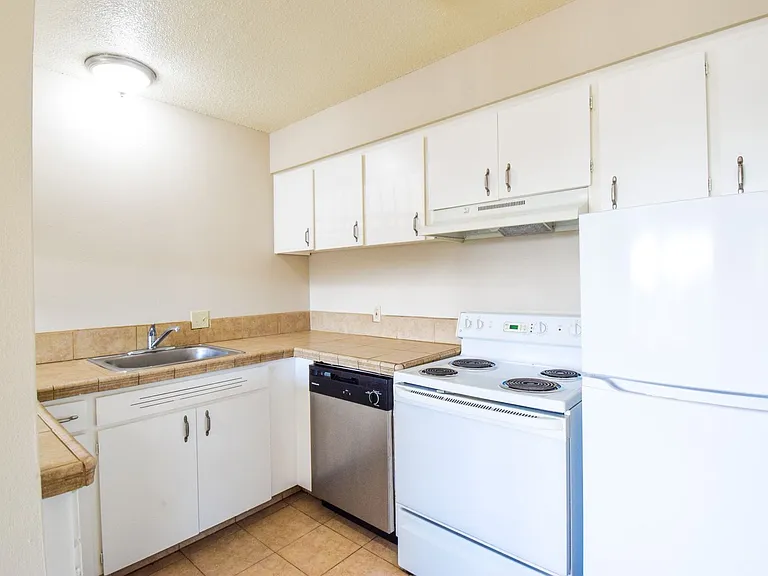 Vista Hills Apartments — Photo 16