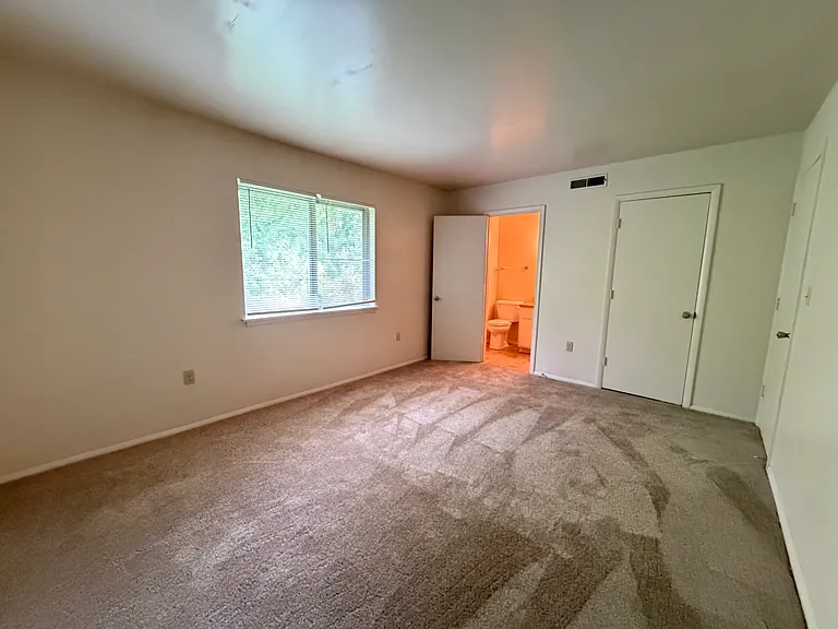 County Green Apartments — Photo 12