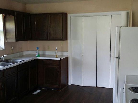 4th image of 218 Cherry Ln #B