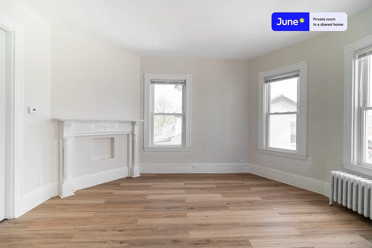 Queen bedroom in 3 bed/1 bath home in Fort Hill #1851 C — Photo 2