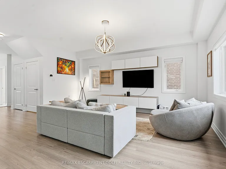 45 Dominion Cres — Photo 4