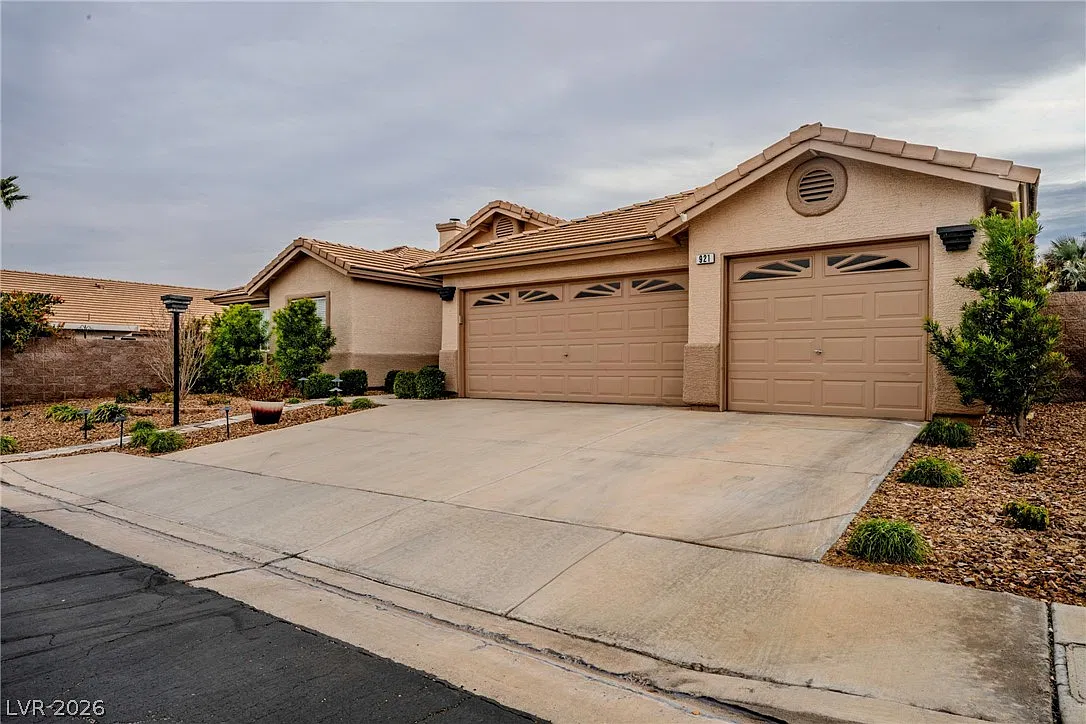 3 bed, 2.5 bath, 2423 sqft, $2,995 — Photo 4
