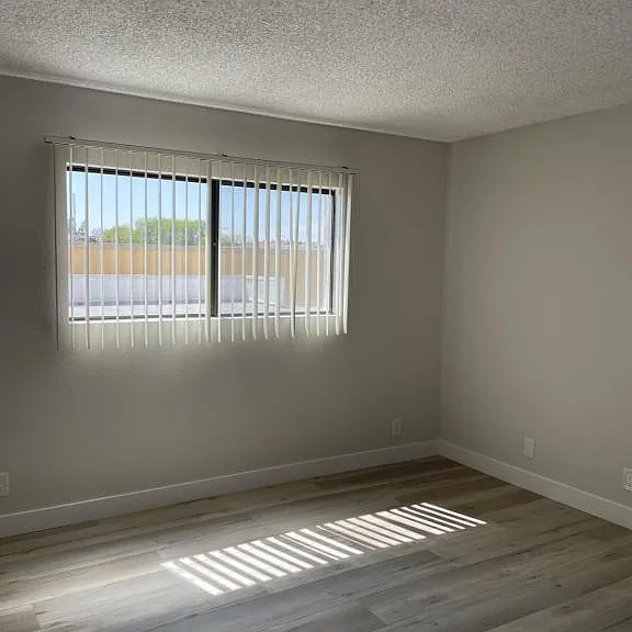 6386 W Lincoln Ave — Photo 4
