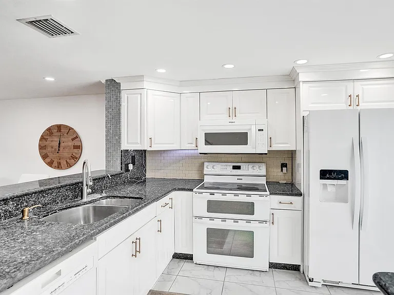 147 SW 3rd St — Photo 5