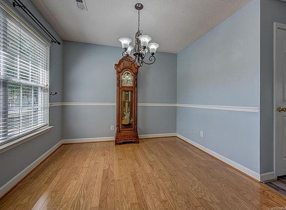 4th image of 924 Crowders Woods Dr