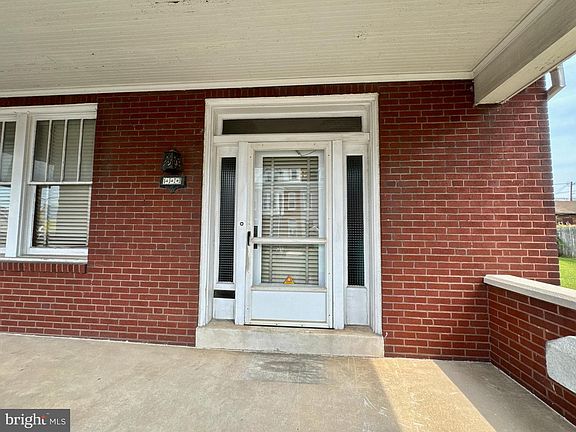 5th image of 990 E Philadelphia St