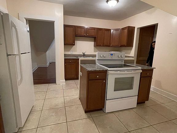3rd image of 4102 Jerome Ave #3