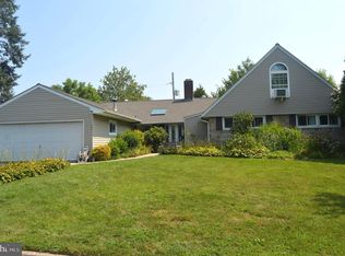 30 Fieldstone Rd, Levittown, PA 19056