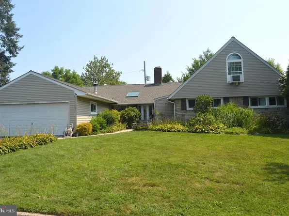 30 Fieldstone Rd, Levittown, PA 19056