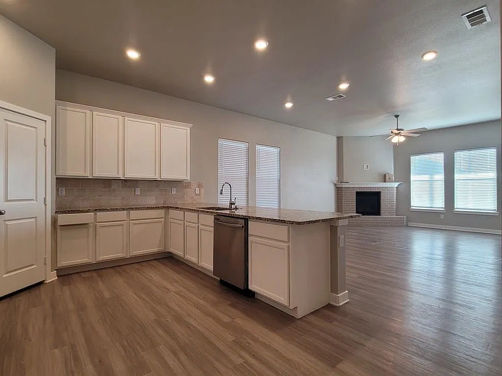 3 bed, 2.0 bath, 1806 sqft, $2,500 — Photo 2