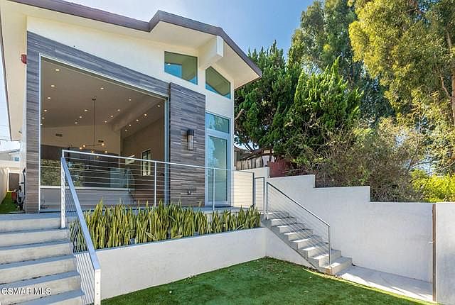 1st image of 720 Rosecrans Ave