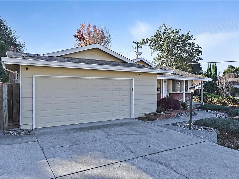 2448 Whitethorne Dr — Photo 3