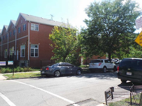 2nd image of 4873 N Winthrop Ave