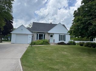 305 Lakeview Dr, Algoma, WI 54201