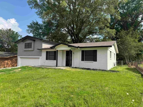 917 Mimosa Dr, Wake Village, TX 75501