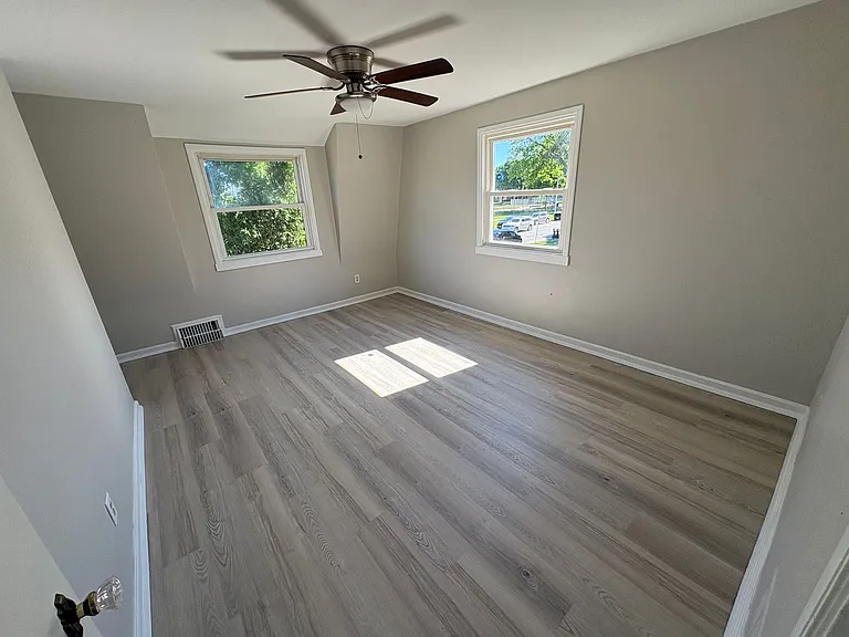 5137 W Keefe Ave — Photo 8