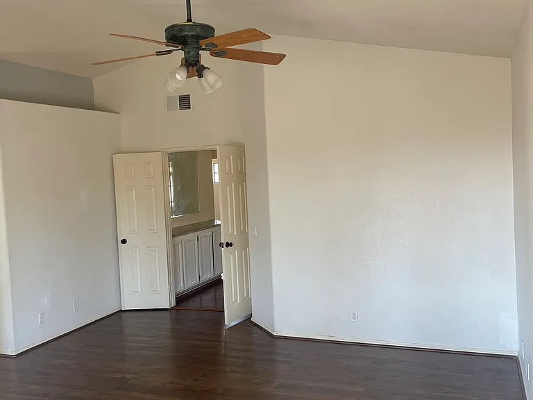 1279 Vera Cruz — Photo 5
