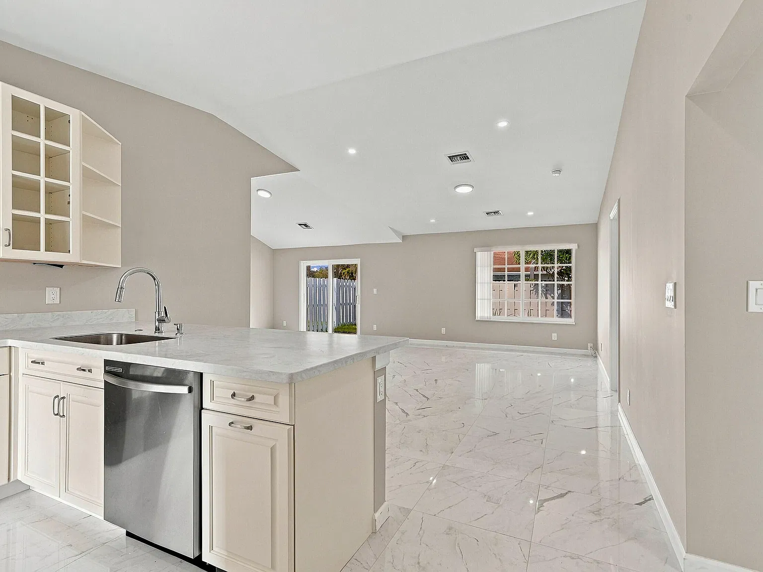 2 bed, 2.0 bath, 1176 sqft, $2,800 — Photo 3