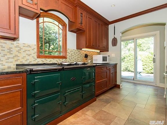 2nd image of 33 Brookwold Dr