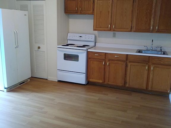3rd image of 439 Adrian Dr