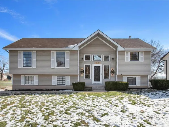 12601 S Blackfoot Dr, Olathe, KS 66062