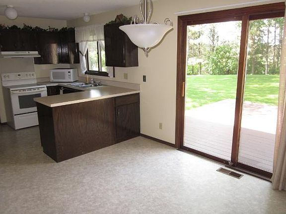 5th image of 3200 Red Oak Cir N