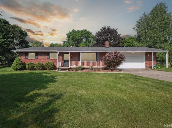 229 Hillview Ter, Fenton, MI 48430