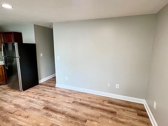 5th image of 390 Newton St Floor 1