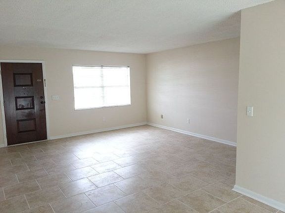 4th image of 2060 Roseway Ave