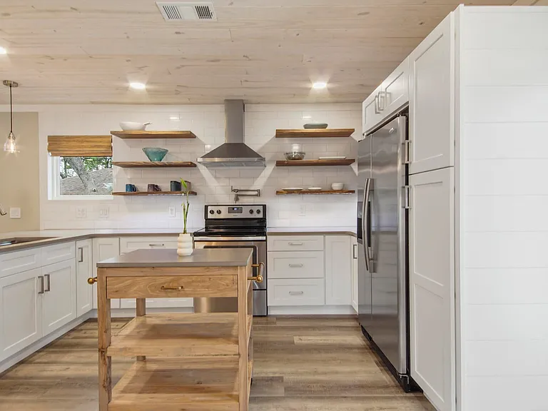 307 Dolphin Dr — Photo 2