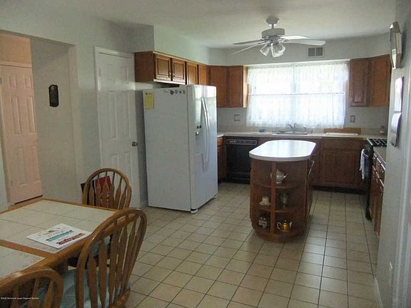 4th image of 79 Woodshill Dr N