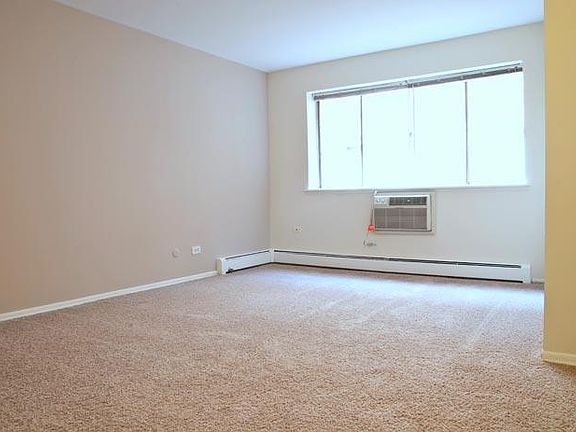 5th image of 2815 N Pine Grove Ave