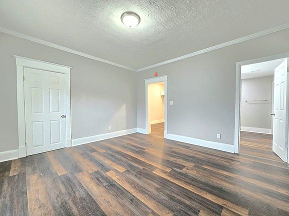 2nd image of 1033 W Oak St #1033