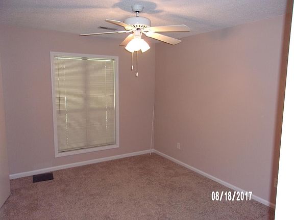 3rd image of 924 Persimmon Pl