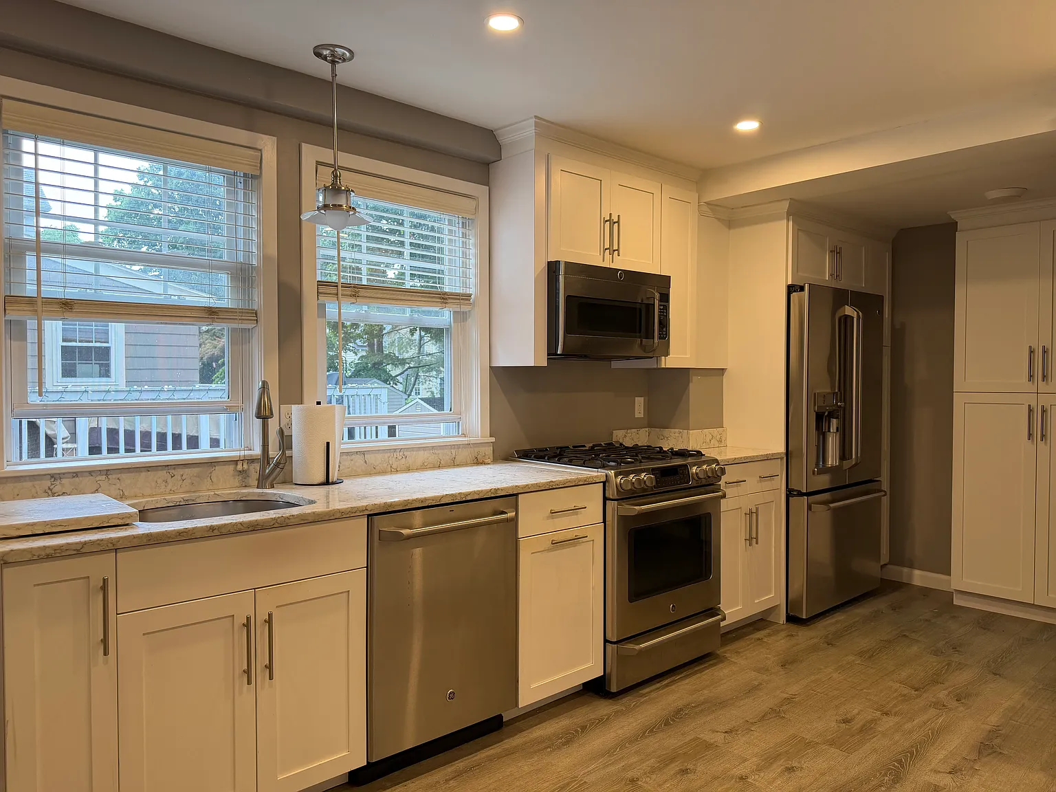 3 bed, 2590 sqft, $6,700 — Photo 2