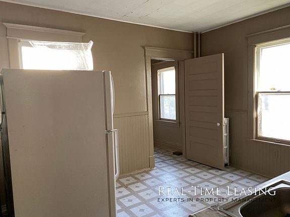 5th image of 327 Aurora Ave