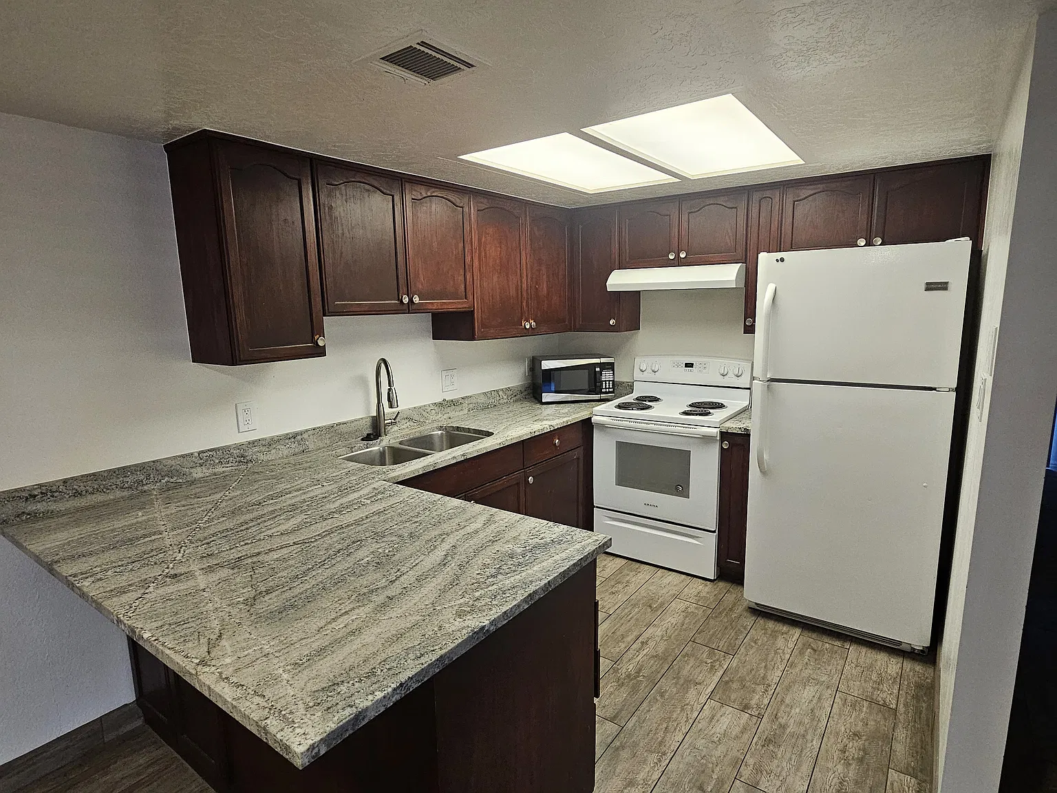 3 bed, 1100 sqft, $2,000 — Photo 3