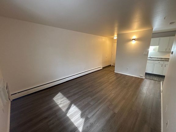4th image of 3735 E La Salle St #37