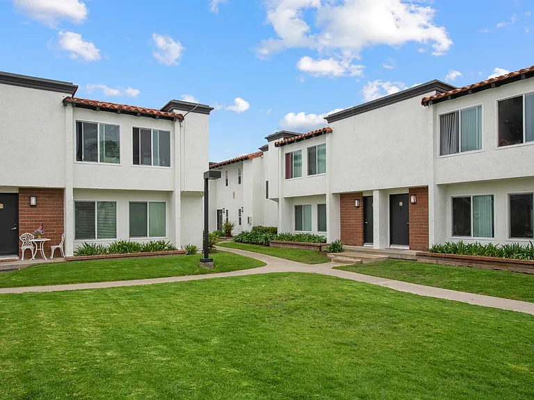 Huntington Vista — Photo 26