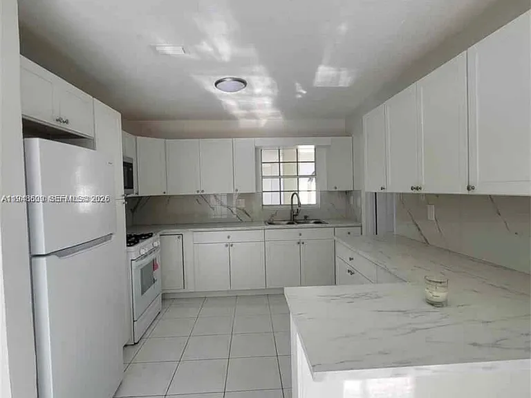 12305 SW 42nd St — Photo 3