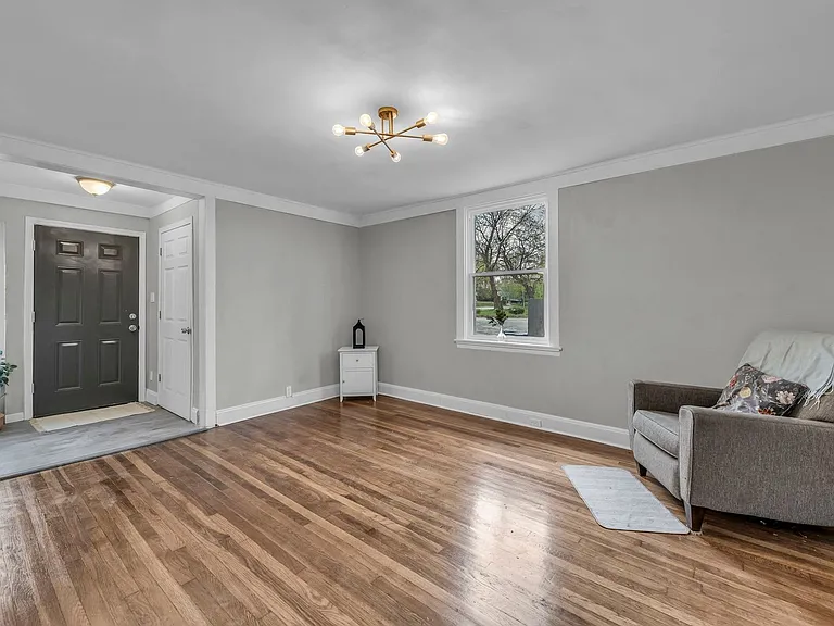 2110 S Sterling Ave — Photo 4